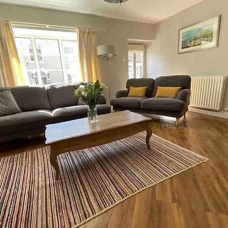 Cosy Well Equipped Family *
